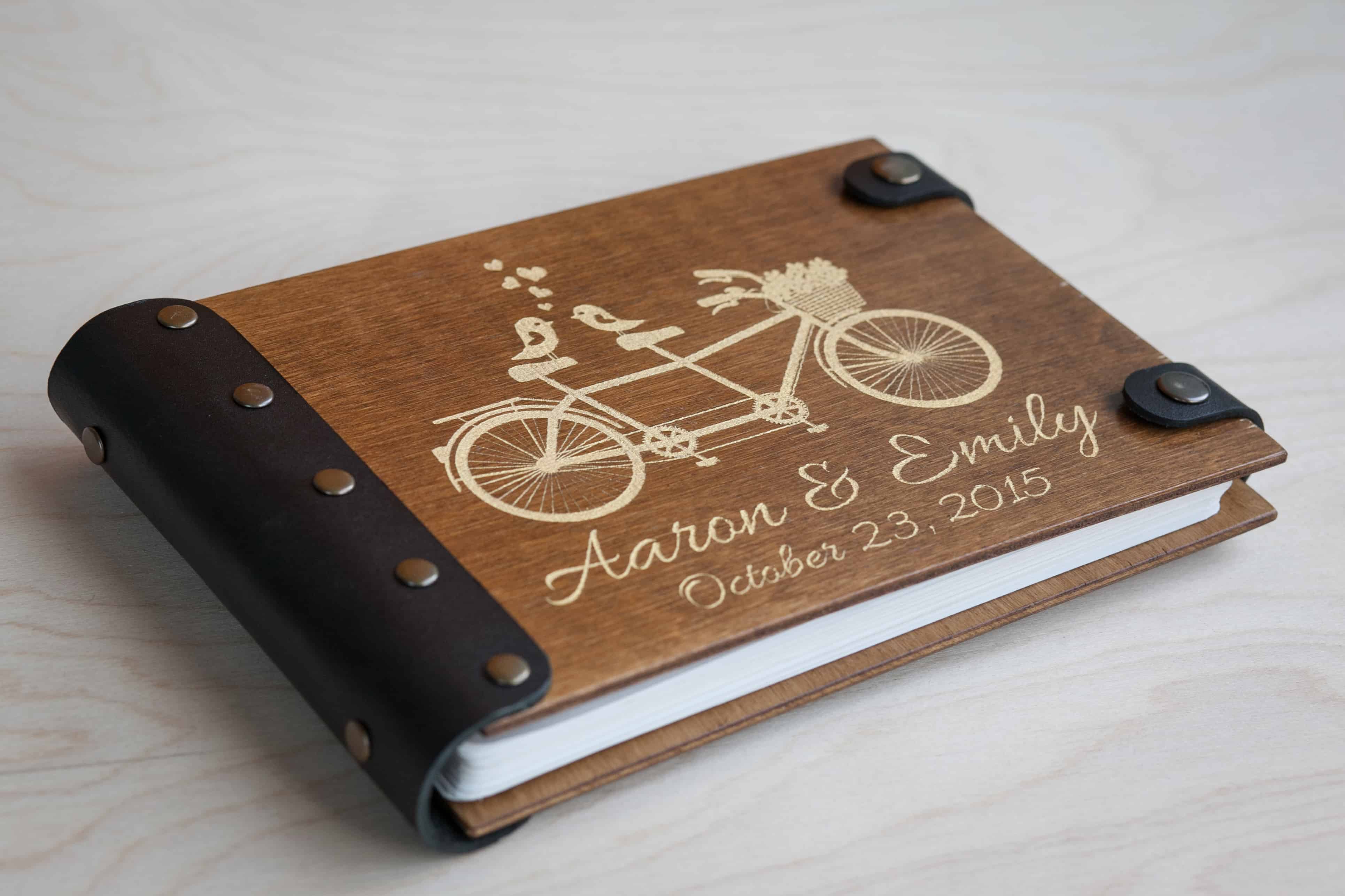 Gästebuch Hochzeit aus Holz mit Gravur Fahrrad Aktionslicht