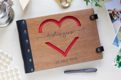 Gästebuch Hochzeit aus Holz mit Gravur - Herzblick
