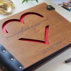 Gästebuch Hochzeit aus Holz mit Gravur - Herzblick