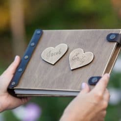 Gästebuch Hochzeit aus Holz mit Gravur - 3D Herzen