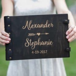 Gästebuch Hochzeit aus Holz mit Gravur - Liebespfeil