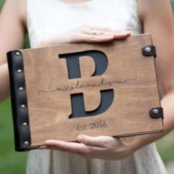 Vintage Fotoalbum aus Holz mit Gravur - Buchstaben