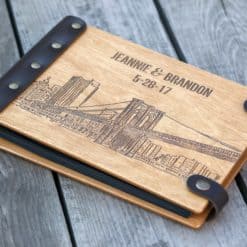 Vintage Fotoalbum aus Holz mit Gravur - Skyline