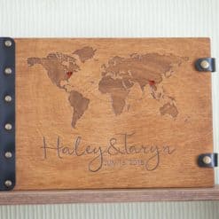 Vintage Fotoalbum aus Holz mit Gravur - Weltkarte