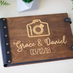 Vintage Fotoalbum aus Holz mit Gravur - Fotoapparat hell