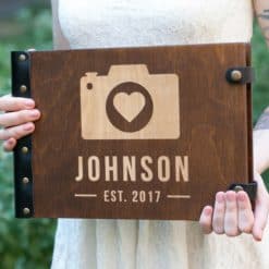 Vintage Fotoalbum aus Holz mit Gravur - Fotoapparat