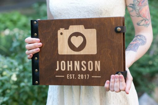 Vintage Fotoalbum aus Holz mit Gravur - Fotoapparat