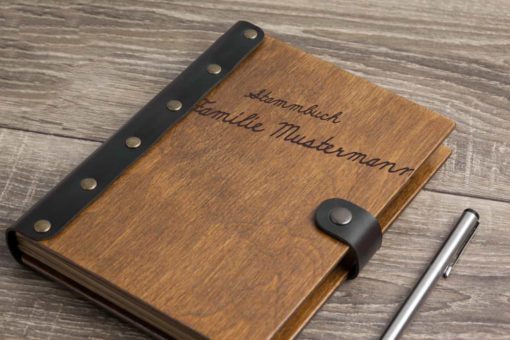 Stammbuch aus Holz mit Gravur - Handschrift